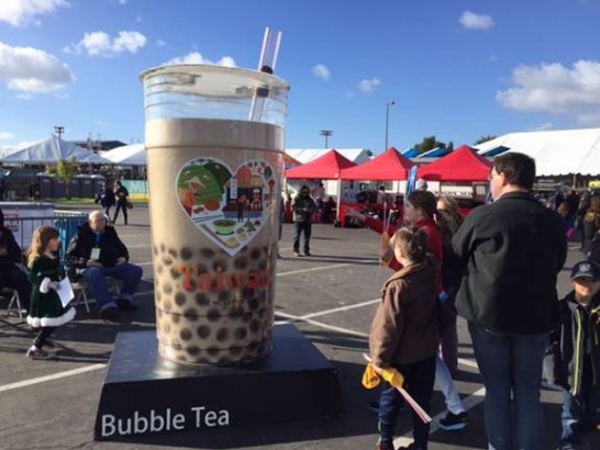 臺灣著名珍珠奶茶大型宣傳物布置於1月31日超級盃演唱會現場