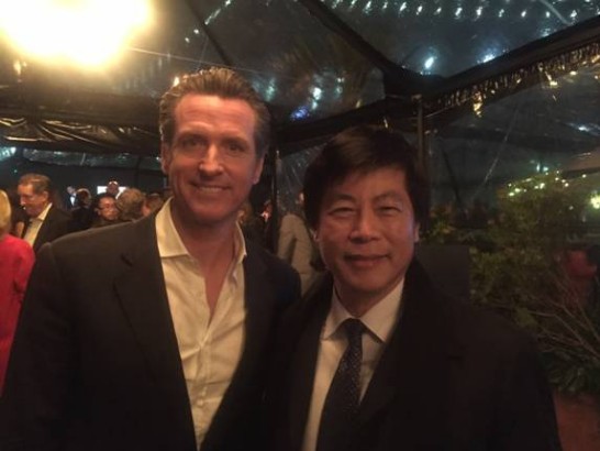加州副州長紐森(Gavin Newsom) 與馬處長於1月30日第50屆超級盃點燈儀式合影