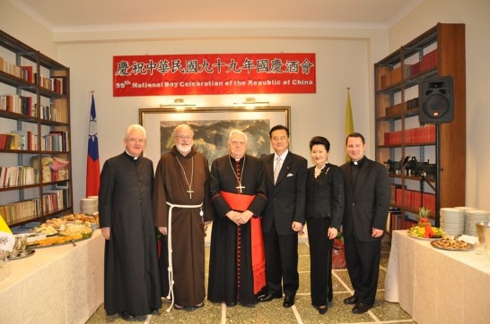 Ambassador and Mrs Wang took a picture with Cardinal and Vatican Officials