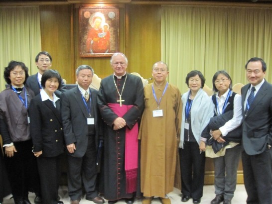Archbishop Zygmunt ZIMOWSKI(fifth from right), President of Pontifical Council for Health Care Workers, and Dr. Chih-Liang Yaung, Health Minister of the Republic of China(Taiwan), posed with participants from Taiwan in the Paolo IV Hall in the Vatican during the recess of the secession. The Pontifical Council for Health Care Workers celebrated its 25th anniversary with programs including a seminar entitled The Church in the Service of Love for the Suffering,a concert and a mass celebrated by the Pope BENEDICT XVI. 