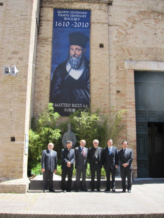 Ambassador Larry Yu-Yuan Wang(second from right),Bishop Claudio Giuliodori(third from right) and Mr. Adriano CIAFFI(third from left) posed in front of the Duomo of Macerata with the portrait of Fr. Ricci