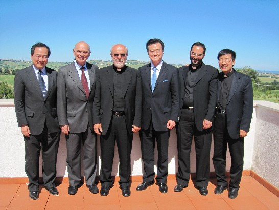 Don Mario MALLONI of Dedicazione della Chiesa del Seminario Diocesano Missionario "Redemptoris Mater" de Macerata(third from left) entertained Ambassador Wang with beautiful scenery of Macerata. The Seminary gives a perfect view of Macerata.