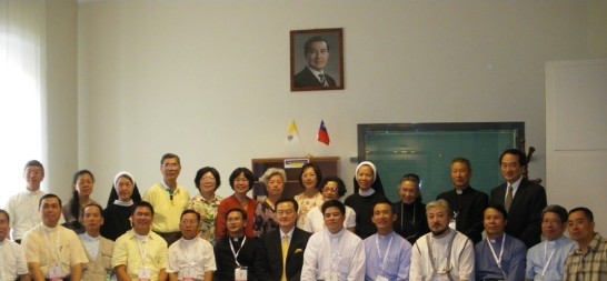 Ambassador Wang (middle) takes a picture with the members of the delegation. 