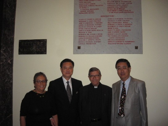 Ambassador Larry Yu-yuan Wang (Second from Left)、Dr. Marta Giorgi DEBANNE , Director of the Library of the Pontifical Gregorian University（First from Left）、Fr. Francisco Javier Egana, Vice rector of the Pontifical Gregorian University （Second from Right）、Dr. Karl Min Ku（First from Right）took a picture in the Pontifical Gregorian University