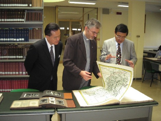 Ambassador Larry Yu-yuan Wang (Left)、Fr. Marek ROSTKOWSKI, Director of the Library of the Pontifical Urbanian University（Middle）、Dr. Karl Min Ku（Right）took a picture in the Library of the Pontifical Urbanian University