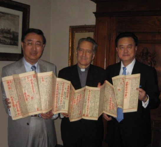 Ambassador Larry Yu-yuan Wang (Right)、Msgr. Cesare Pasini, Prefect of the Vatican Apostolic Library（Middle）、Dr. Karl Min Ku（Left）took a picture in Vatican Library