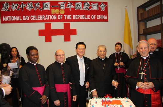 Ambassador Wang with Cardinal Coppa (4th from left), Archbishop Savio Tai-fai Hon (3rd from right), Cardinal Castrillon-Hoyos (2nd from right), Archishop Claudio Maria Celli (1st from right), Msgr. Peter Brian Wells (1st from left), Msgr. Fortunatus Nwachukwu (2nd from left). 