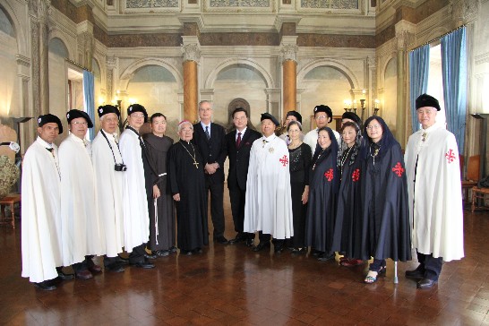 Ambassador Wang (8th from right) and Governor General Agostino Borromeo with Archbishop Ti Kang and Lieutenant Sir. James Liao, pose for a group picture with the members of the Taiwan Chapter.