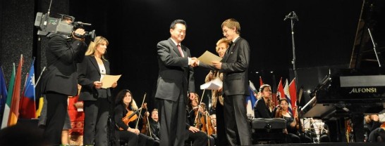 Ambassador Wang congratulates young Russian winner, Mr. Dmitry Masleev.