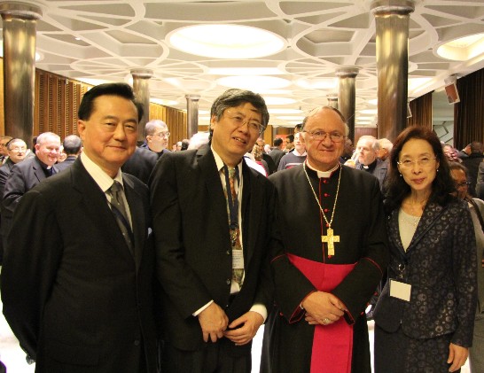 Ambassacor Wang with Archbishop Zimowski, new Fu-jen President Chiang,Han-sun(2nd form left), and Prof. Tsou, Kuo-Inn at the 26th International Conference. 