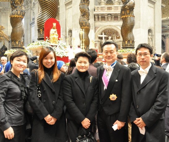 Ambassador and Mrs. Larry Wang （in the center）with some Embassy staff after the Mass.