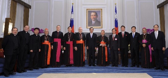 Group picture with President Ma Ying-jeou (middle): Cardinal Grocholewski (7th from left), Archbishop Hon (6th from left)、Msgr. Russell (5th from left), Cardinal Shan (4th from left), Ambassador Wang (3rd from right), Deputy Foreign Minister Shen (4th from right), Education Minister Wu (5th from right).