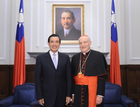 President Ma Ying-jeou poses with Cardinal Grocholewski.