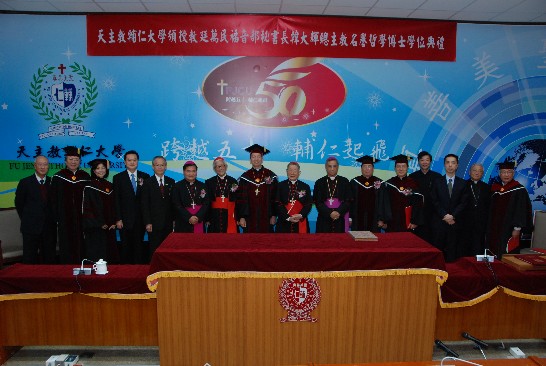 Group picture at the honorary degree award ceremony: Archbishop Hon (middle) stands between Cardinal Shan (8th from left) and Cardinal Zen (7th from right), and Ambassador Wang (4th from left).