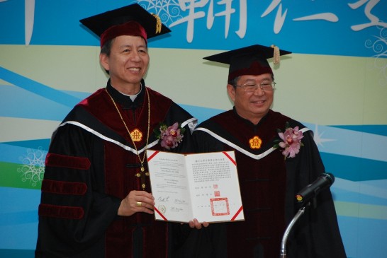 Archbishop Hon (1st from right) holds the honorary degree conferred to him by President Bernard Li.