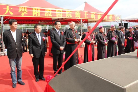 Cardinal Grocholewski (4th from left) at the Ground-Breaking ceremony at Fu-Jen Catholic University is standing next to Ambassador Wang (3rd from left). In the picture there are also the Most. Rev. Thomas Chung, Bishop of Chiayi (1st from right), Prof. Bernard Li, President of Fu-Jen Catholic University (2nd from right), Most. Rev. John Hung, President of the Chinese Regional Bishop’s Conference (3rd from right), Most Rev. Peter Liu, Archbishop of Kaohsiung (4th from right), and Cardinal Shan (5th from right), and Mr. Hou, Yeou-yi, Deputy Mayor of New Taipei City(2nd from left).