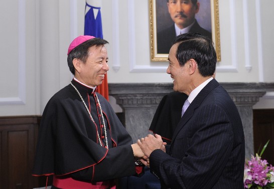 Archbishop Savio Tai-fai Hon cordially shakes hands with President Ma Ying-jeou.