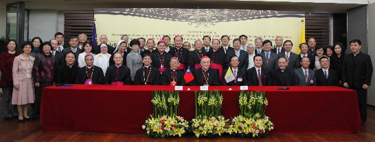 Group picture with all the main participants and guests following the Agreement signature.