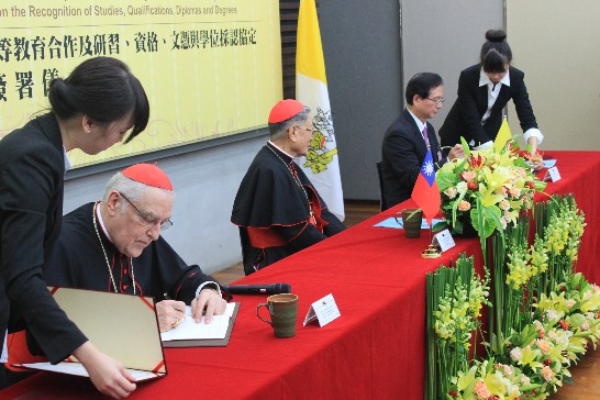 Cardinal Grocholewski (2nd from left) and Education Minister Wu sign the agreement (2nd from right) while Cardinal Shan (middle) sits between the two.