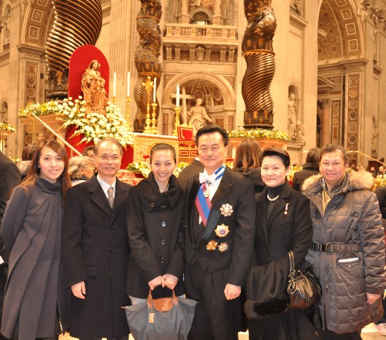 Ambassador and Mme Wang (respectively 3rd and 2nd from right) pose with some Taiwanese students and Taiwanese residents in Rome.