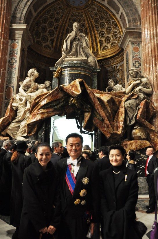 Ambassador and Mme Wang with a Taiwanese resident in Rome.