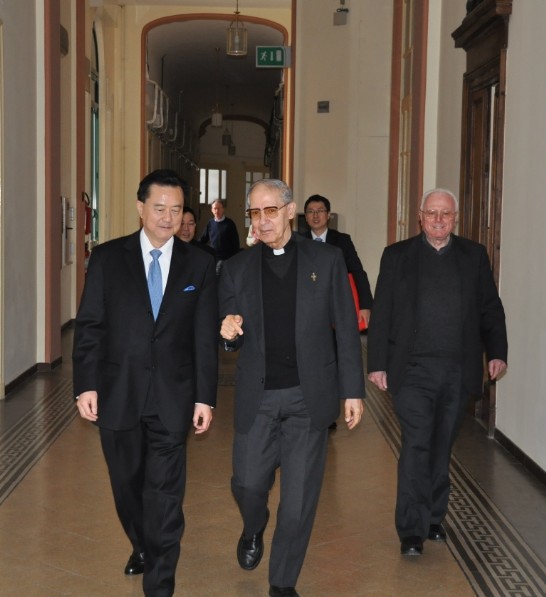 Fr. Nicolàs welcomes the arrival of  Ambassador Wang.