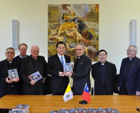 Ambassador Wang and Fr. Adolfo Nicolàs hold together the book on Matteo Ricci.