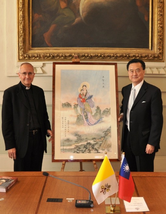 Ambassador Wang and Rector Romera hold together the painting.