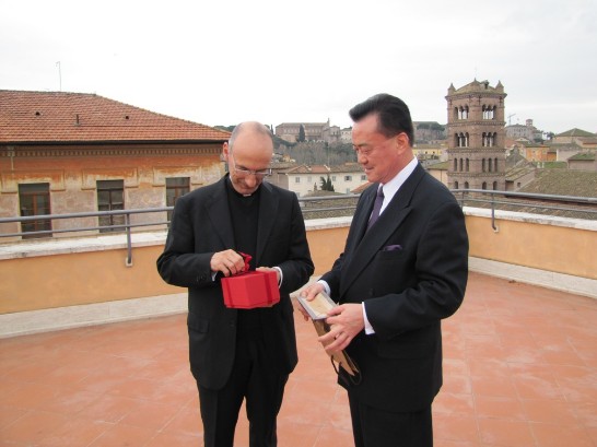 Ambassador Wang delivers a Taiwanese souvenir to Rector Msgr. Juan Carlos Dominguez