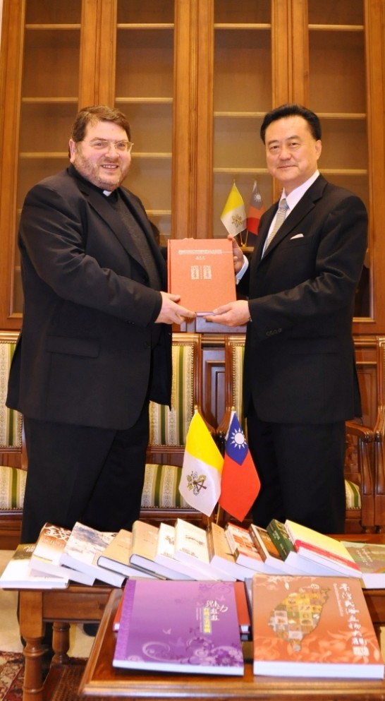 Ambassador Wang and Rector Zuccaro hold one of the books donated to the Pontifical Urbanian University