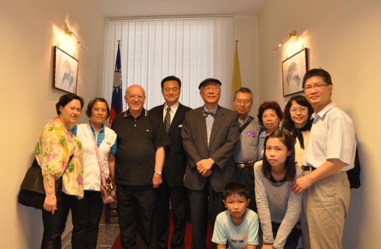 Ambassador Wang (4rth from left) poses between Fr. Didone (3rd from left) and Dr. Chen (5th from left)
