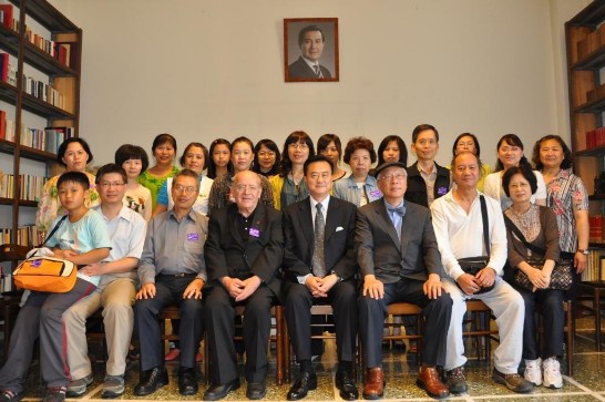 Group picture: Ambassador Wang (middle)