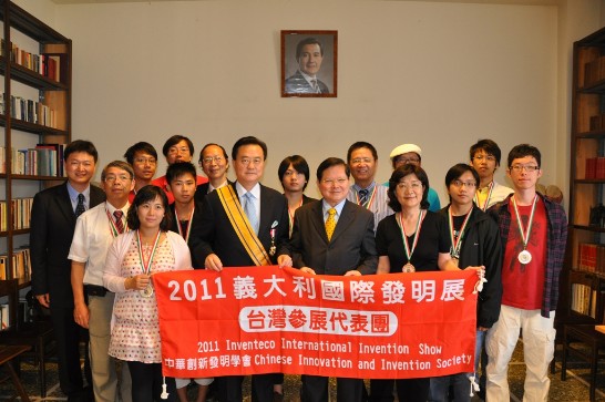 Ambassador Wang, Chairman Wu and the young inventors and their professors.