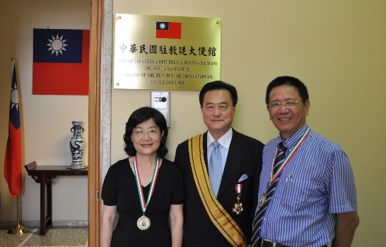 Ambassador Wang between Mrs. Rui-Min Chao and Mr. Richard Lee, both inventors working at ANOR, Precision Ceramic Industrial Co., Ltd. 