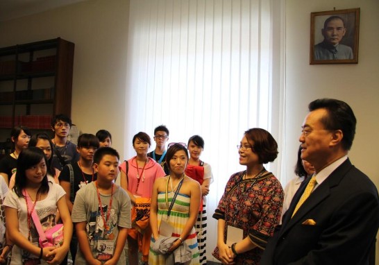 Ambassador Wang welcomes the young Taiwanese Dancers