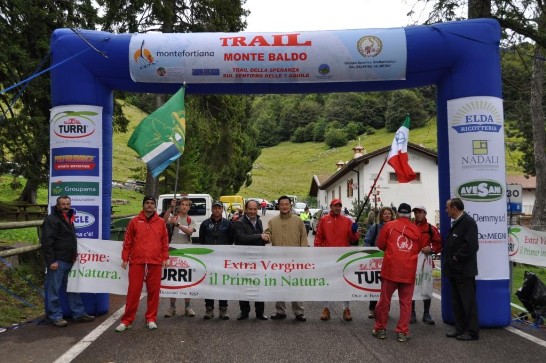 Ambassador Wang shake hands with the Mayor of Ferrara di Monte Baldo, Mr. Paolo Rossi, at the Marathon's starting line.