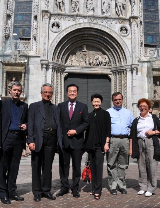 Ambassador and Mrs. Wang(middle) pose in front of the Cathedral of S. Maria Assunta in Como with Vicar General Rev. Msgr. Giuseppe Zanotta(1st from left), and the Cathedral's Archpriest Rev. Msgr. Giuseppe Bataloni(2nd from left).