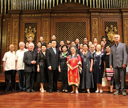 Group picture: Ambassador and Mme Wang (4th and 5th from left) pose next to Professor Schu (middle) and Professor Tangari (1st from right).