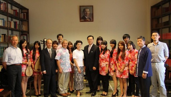 The group leader, Ms. Chen Yu-Mei(5th from right) poses with Ambassador and Mrs. Wang(6th and 7th from right) at the Chancery