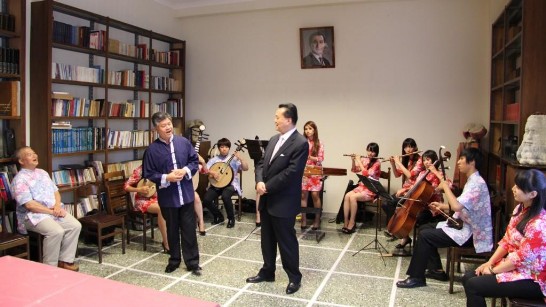 Tenor Chen Chung-Yi sings with Ambassador Wang