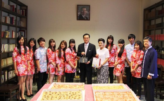 Mrs. Chen Yu-Mei delivers gifts to Ambassador and Mrs. Wang