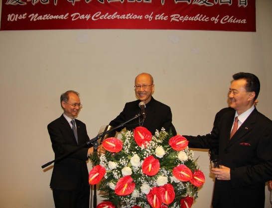 Cardinal John Tong Hon (middle) draws one of the winning tickets surrounded by Ambassador Larry Wang (1st from right) and Mr. Jerry Ho of China Airlines (1st from left).
