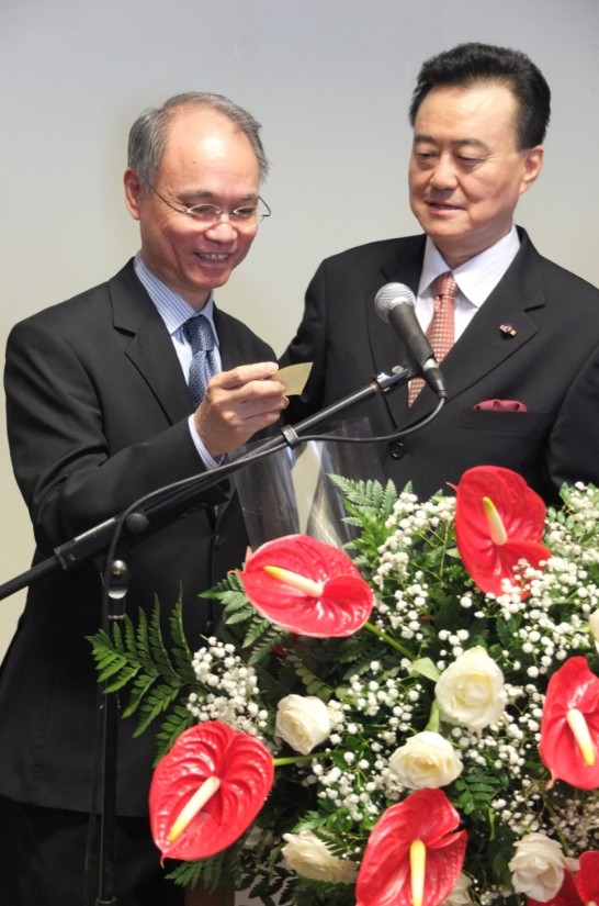Ambassador Larry Wang (1st from right) and Mr. Jerry Ho (1st from left) witness the lucky ticket.