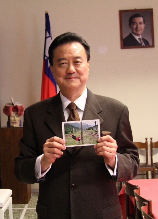 Ambassador Larry Wang holds a picture of “Float Man” whose agile body symbolizes a ROC flag hanged on a pole.