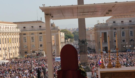 A glimpse of the waiving flag of the Republic of China (Taiwan) from the Holy Father’s throne.