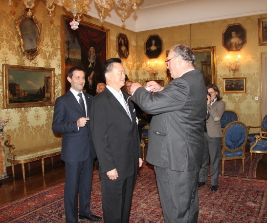 The Grand Master Fra’ Matthew Festing (1st from right) bestows the decoration (a collar) on Ambassador Larry Wang.