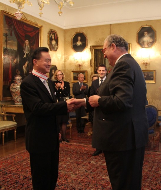 The Grand Master Fra’ Matthew Festing (1st from right) shakes Ambassador Larry Wang’s (1st from left) hand congratulating him for the honour received.
