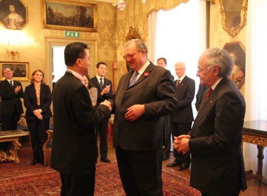 The Grand Master Fra’ Matthew Festing(middle) next to H.E. Jean-Pierre Mazery (1st right) has a small chat with Ambassador Larry Wang (1st from left) following the conferral of the decoration.