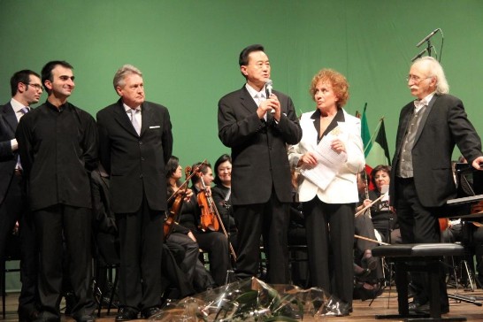 Ambassador Larry Wang (3rd from right) addresses the public.
