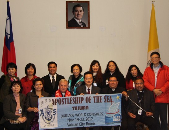 Ambassador Larry Wang (first row, 3rd from right) pose with the Taiwanese AOS delegation inside the Chancery.